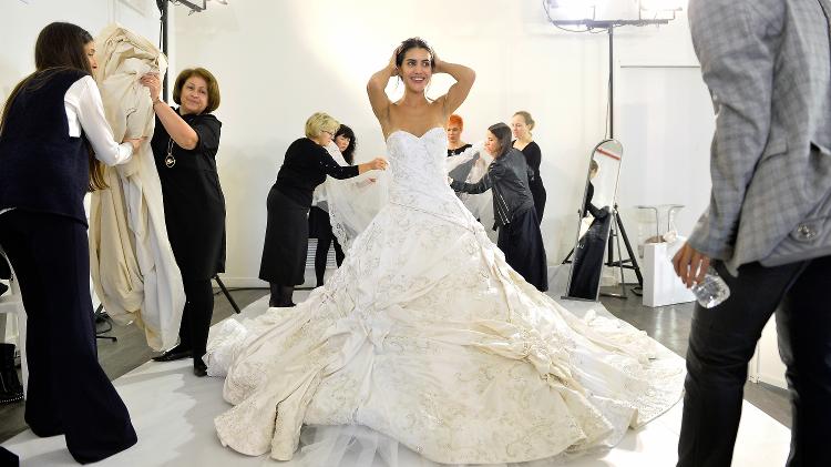 Camila Coelho Vira Noiva em Paris - Acho Tendência  Vestido de casamento,  Vestido de noiva longo, Vestidos de noiva dos sonhos