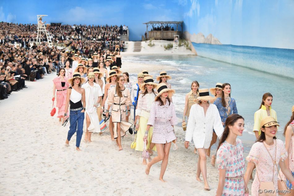 chanel, desfile, paris, verão, 2019, looks, praia, pamela anderson, karl lagerfeld