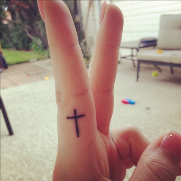 tatuagem no dedo, tattoo no dedo, ideias, fotos, tattoo, tatuagem, finger tattoo, cruz